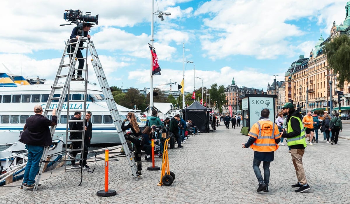 Filmkamera på högt stativ på Strandvägen i Stockholm